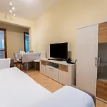 Elegance And Comfort In The Heart Of דירה
