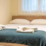 Elegance And Comfort In The Heart Of דירה